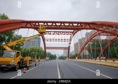 Les inspecteurs de pont inspectent un pont dans la ville de Lianyungang, province du Jiangsu, dans l'est de la Chine, le 20 juin 2023. Banque D'Images