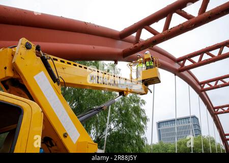 Les inspecteurs de pont inspectent un pont dans la ville de Lianyungang, province du Jiangsu, dans l'est de la Chine, le 20 juin 2023. Banque D'Images