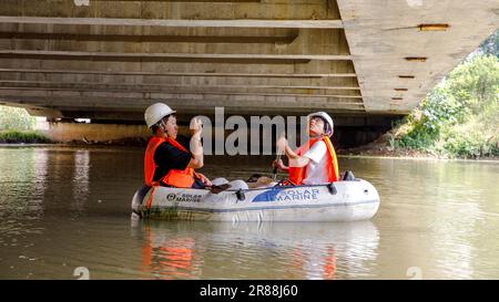 Les inspecteurs de pont inspectent un pont dans la ville de Lianyungang, province du Jiangsu, dans l'est de la Chine, le 20 juin 2023. Banque D'Images