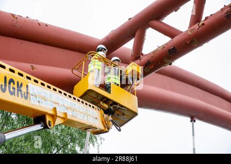 Les inspecteurs de pont inspectent un pont dans la ville de Lianyungang, province du Jiangsu, dans l'est de la Chine, le 20 juin 2023. Banque D'Images