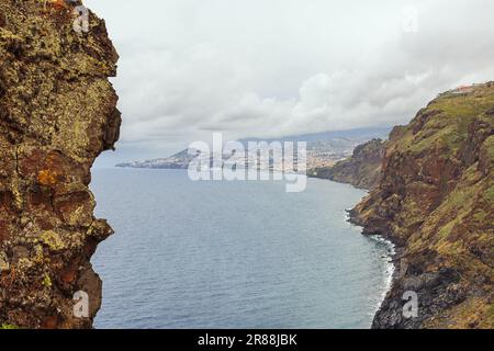 La côte de la falaise à l'est de Funchal vue de Cristo Rei Banque D'Images