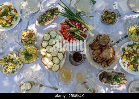 Haut de la vue table complète des repas ukrainiens sur la table pour manger. Table avec de nombreux plats et plats préparés, à l'extérieur, gros plan Banque D'Images