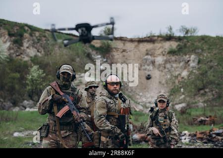 Soldats ukrainiens avec un drone cyvilien regardant dans la caméra Banque D'Images