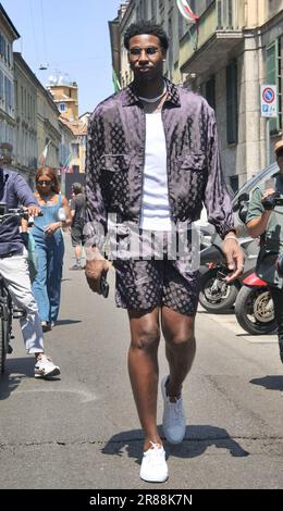 Le joueur de basket Jaren Jackson Street style tenue après le défilé de mode Armani pendant la semaine de la mode de Milan homme collections Banque D'Images