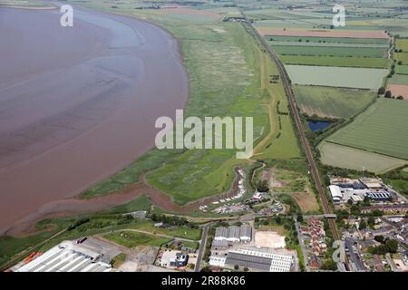 Vue aérienne depuis le haut au-dessus de Brough Haven View point en regardant vers l'ouest à travers les marais sur le côté nord du Humber Bear Brough, East Yorkshire Banque D'Images