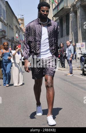 Le joueur de basket Jaren Jackson Street style tenue après le défilé de mode Armani pendant la semaine de la mode de Milan homme collections Banque D'Images