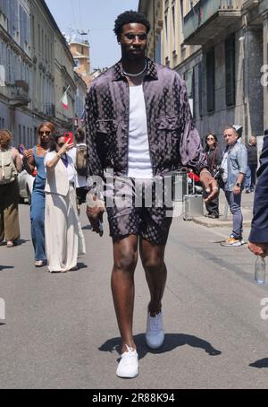 Le joueur de basket Jaren Jackson Street style tenue après le défilé de mode Armani pendant la semaine de la mode de Milan homme collections Banque D'Images