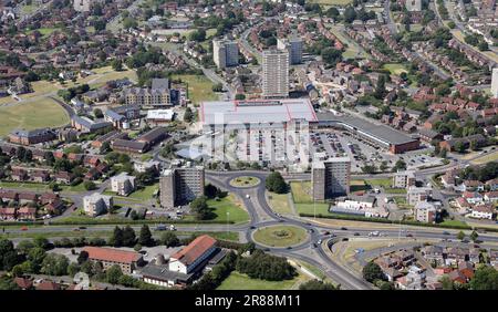 Vue aérienne de Seaccroft avec centre commercial Seaccroft Green et Tesco Extra proéminent avec parking, Leeds, West Yorkshire Banque D'Images