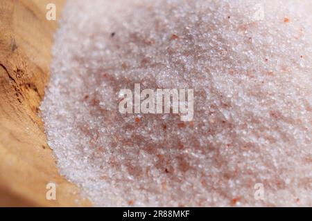 Cristaux de sel himalayan rose fin dans un bol rustique de près Banque D'Images