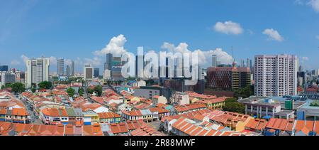 Panorama de la ville de Singapour avec des magasins de faible hauteur du quartier de conservation de Little India en premier plan et CBD dans le sud, en arrière-plan Banque D'Images