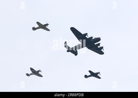 Le vol commémoratif de la bataille de Grande-Bretagne de la RAF, qui se compose d'avions Lancaster Bomber, Spitfire et Hurricane prenant part au Trooping de la couleur au-dessus du centre de Londres. Banque D'Images