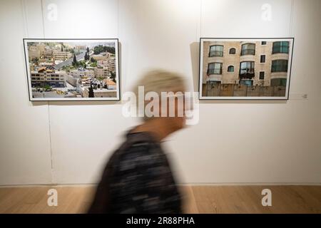 Jérusalem. 19th juin 2023. Un visiteur passe devant les photos exposées sur une exposition de photographie avec le thème de "et dans son coeur il y a un mur" à Jérusalem sur 19 juin 2023. En juin 2002, Israël a commencé à construire un mur de séparation sur les terres palestiniennes adjacentes aux frontières entre Israël et la Cisjordanie, affirmant que le mur empêcherait les militants palestiniens d'entrer en Israël pour mener des attaques. Credit: Chen Junqing/Xinhua/Alay Live News Banque D'Images