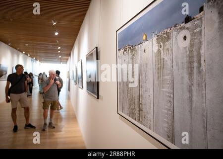 Jérusalem. 19th juin 2023. Les gens visitent une exposition de photographie avec le thème de "et dans son coeur il y a un mur" à Jérusalem sur 19 juin 2023. En juin 2002, Israël a commencé à construire un mur de séparation sur les terres palestiniennes adjacentes aux frontières entre Israël et la Cisjordanie, affirmant que le mur empêcherait les militants palestiniens d'entrer en Israël pour mener des attaques. Credit: Chen Junqing/Xinhua/Alay Live News Banque D'Images