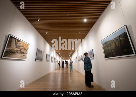 Jérusalem. 19th juin 2023. Les gens visitent une exposition de photographie avec le thème de "et dans son coeur il y a un mur" à Jérusalem sur 19 juin 2023. En juin 2002, Israël a commencé à construire un mur de séparation sur les terres palestiniennes adjacentes aux frontières entre Israël et la Cisjordanie, affirmant que le mur empêcherait les militants palestiniens d'entrer en Israël pour mener des attaques. Credit: Chen Junqing/Xinhua/Alay Live News Banque D'Images