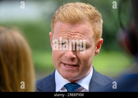 Robbie Moore, député (con: Keighley et Ilkley), interviewé à College Green, Westminster, le 19th juin 2023 Banque D'Images