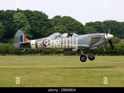 Un Spitfire Mk.IXb Supermarine d'Aero Legends part de l'aérodrome de Headcorn, Kent, Angleterre Banque D'Images