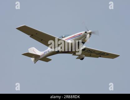 Un AeroSpool WT9 Dynamic au départ de Headcorn aérodrome de Kent Angleterre Banque D'Images