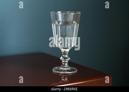 Magnifique verre d'eau minérale fraîche sur la table dans la chambre Banque D'Images