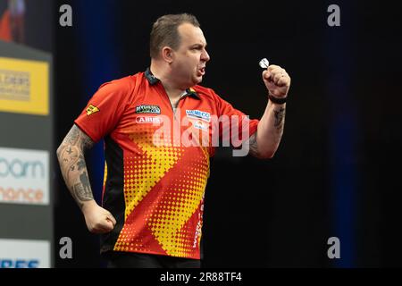 18 juin 2023, Hesse, Francfort-sur-le-main: Fléchettes: Championnat du monde d'équipe, demi-finales: Kim Huybrechts (Belgique) applaudit pendant le match contre le pays de Galles. Photo: Jürgen Kessler/dpa Banque D'Images