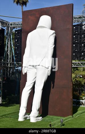 France, Cannes, la sculpture de David David nommé 'Crazy World' est un homme avec un seau sur la tête qui le aveugle avec tout le bon sens. Banque D'Images