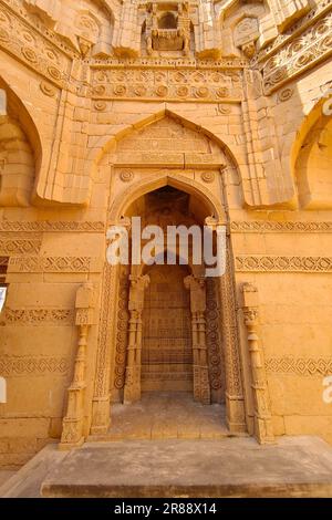 Mausolée et tombeaux anciens de la colline Makli à Thatta, au Pakistan. Nécropole, cimetière Banque D'Images