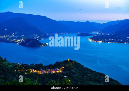 Lac de Côme, photographié de Perledo, montrant Varenna, Bellagio, Castello di Vezio, Et Punta Balbianello, un jour de printemps. Banque D'Images