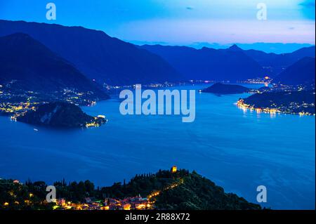 Lac de Côme, photographié de Perledo, montrant Varenna, Bellagio, Castello di Vezio, Et Punta Balbianello, un jour de printemps. Banque D'Images