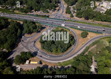 Vue aérienne de l'intersection du rond-point de transit près d'Utrecht dans le paysage hollandais. Infrastructure et transport urbain Banque D'Images