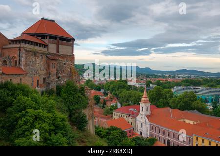 Vue aérienne sur le quartier historique d'Esztergom, embrassé par la basilique et le Danube. Banque D'Images