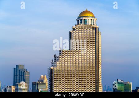 Bangkok, Thaïlande. Lebua State Tower Luxury Hotel et avec le célèbre restaurant gastronomique Sirocco sur le toit. Banque D'Images