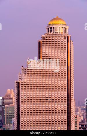 Bangkok, Thaïlande. Lebua State Tower Luxury Hotel et avec le célèbre restaurant gastronomique Sirocco sur le toit. Banque D'Images