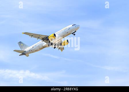 Barcelone, Espagne; 12 mars 2023: Airbus A320 de la compagnie Vueling, décollage de l'aéroport Josep Tarradellas Barcelona-El Prat Banque D'Images