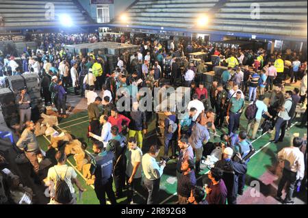 Sylhet, Bangladesh. 20th juin 2023. Dans un climat de fortes précipitations, des machines EVM sont envoyées aux bureaux de vote à partir du complexe sportif AMA Muhith avant les sondages de la Corporation de la ville de Sylhet pour 21 juin 2023. Banque D'Images