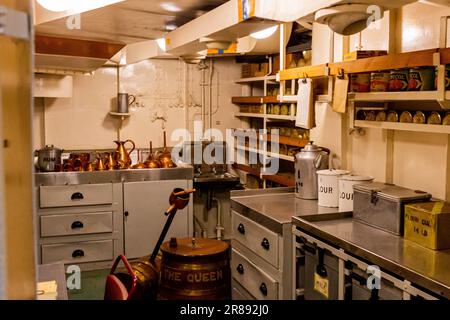 Un intérieur de cuisine moderne avec des étagères en acier inoxydable avec plusieurs casseroles et poêles pour la réservation Banque D'Images