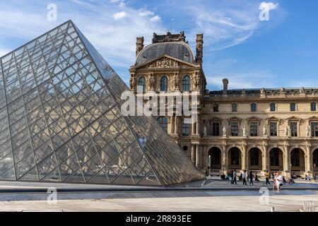 Vue aérienne de l'emblématique musée du Louvre à Paris, en France, un musée d'art et une destination touristique de renommée mondiale Banque D'Images