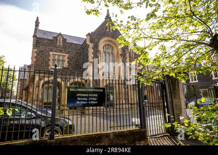 Une vue générale du palais de justice de Ballymena, où Ryan Johnston Gordon, 34 ans, de nursery Close, Ballymena, est apparu par liaison vidéo de la prison de Maghaberry, accusé d'aider un délinquant à cause du décès de Chloe Mitchell, âgé de 21 ans, qui a été vu pour la dernière fois dans les premières heures de samedi 3 juin, dans le centre-ville de Ballymena. Date de la photo: Mardi 20 juin 2023. Banque D'Images