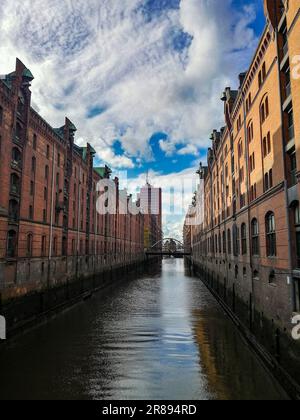 Les bâtiments historiques bordant les rives d'un canal à Hambourg, en Allemagne. Banque D'Images