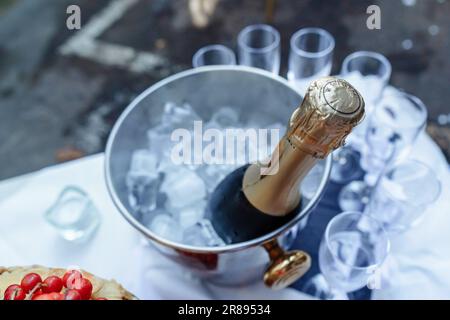 bouteille de champagne dans un seau à glace Banque D'Images