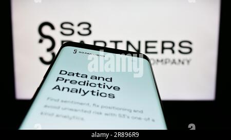 Téléphone mobile avec la page Web de la société américaine d'analyse des données S3 Partners LLC à l'écran devant le logo de l'entreprise. Faites la mise au point dans le coin supérieur gauche de l'écran du téléphone. Banque D'Images