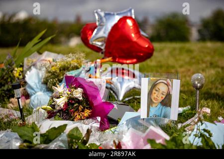 Hommages floraux au parc du Roi George à Harryville, Ballymena, en souvenir de Chloe Mitchell. Ryan Johnston Gordon, 34 ans, de nursery Close, Ballymena, est apparu par liaison vidéo de la prison de Maghaberry, accusé d'avoir aidé un contrevenant à la suite du décès de Chloe, 21 ans, qui a été vu pour la dernière fois dans les premières heures de samedi 3 juin dans le centre-ville de Ballymena. Date de la photo: Mardi 20 juin 2023. Banque D'Images