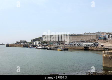 Les ferries et les croisières de Plymouth Sound amarrés le long du ponton de Plymouth sur le Barbican. Les passagers démontent le Plymouth Venture Banque D'Images