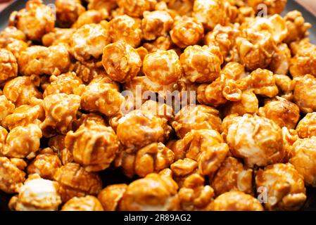 Pop-corn sucré caramélisé flocons de maïs soufflé fond de nourriture sans gluten Banque D'Images