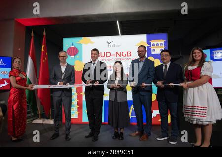 Budapest, Hongrie. 19 juin 2023. Les délégués ont coupé le ruban lors de la cérémonie d'ouverture du premier vol China Eastern Airlines entre Ningbo et Budapest à l'aéroport international Liszt Ferenc de Budapest, Hongrie, sur 19 juin 2023. Credit: Xinhua/Alay Live News Banque D'Images