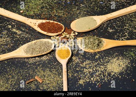 herbes fraîches et séchées et épices du monde entier Banque D'Images