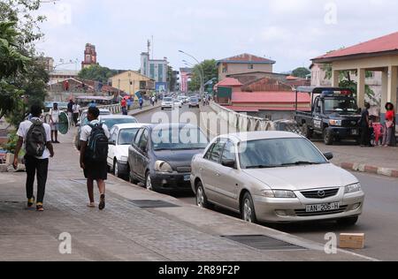 (230620) -- MALABO, 20 juin 2023 (Xinhua) -- cette photo prise sur 13 juin 2023 montre une vue de rue à Malabo, capitale de la Guinée équatoriale. Malabo, situé sur l'île de Bioko, est un port maritime important de la Guinée équatoriale. (Xinhua/Dong Jianghui) Banque D'Images