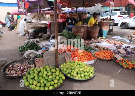 (230620) -- MALABO, 20 juin 2023 (Xinhua) -- cette photo prise sur 18 juin 2023 montre un marché à Malabo, capitale de la Guinée équatoriale. Malabo, situé sur l'île de Bioko, est un port maritime important de la Guinée équatoriale. (Xinhua/Dong Jianghui) Banque D'Images