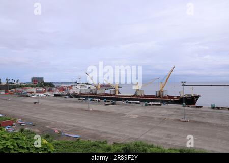 (230620) -- MALABO, 20 juin 2023 (Xinhua) -- cette photo prise sur 18 juin 2023 montre un quai à Malabo, capitale de la Guinée équatoriale. Malabo, situé sur l'île de Bioko, est un port maritime important de la Guinée équatoriale. (Xinhua/Dong Jianghui) Banque D'Images