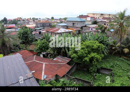 (230620) -- MALABO, 20 juin 2023 (Xinhua) -- cette photo prise sur 13 juin 2023 montre une zone résidentielle côtière à Malabo, capitale de la Guinée équatoriale. Malabo, situé sur l'île de Bioko, est un port maritime important de la Guinée équatoriale. (Xinhua/Dong Jianghui) Banque D'Images