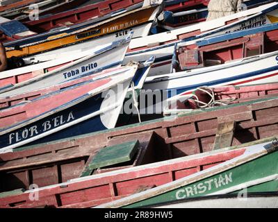 Une vue abstraite des petits bateaux de pêche traditionnels en bois à terre dans le port de Ponta do sol, Santo Antao, Cabo Verde Banque D'Images