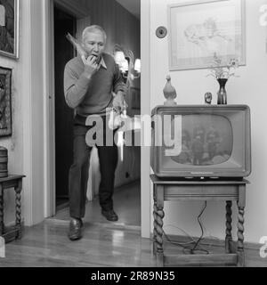 Actuel 40-5-1960: Plus jamais dormir le plus grand passionné de télévision de Norvège Kjell Aukrust passe maintenant 23 heures par jour devant le téléviseur. Pour la dernière heure, il conduit une voiture. Il a utilisé sa dernière force pendant les Jeux Olympiques. De même, c'est sa langue de choix : jamais plus de sommeil. Photo: Aage Storløkken / Aktuell / NTB ***PHOTO NON TRAITÉE*** Banque D'Images